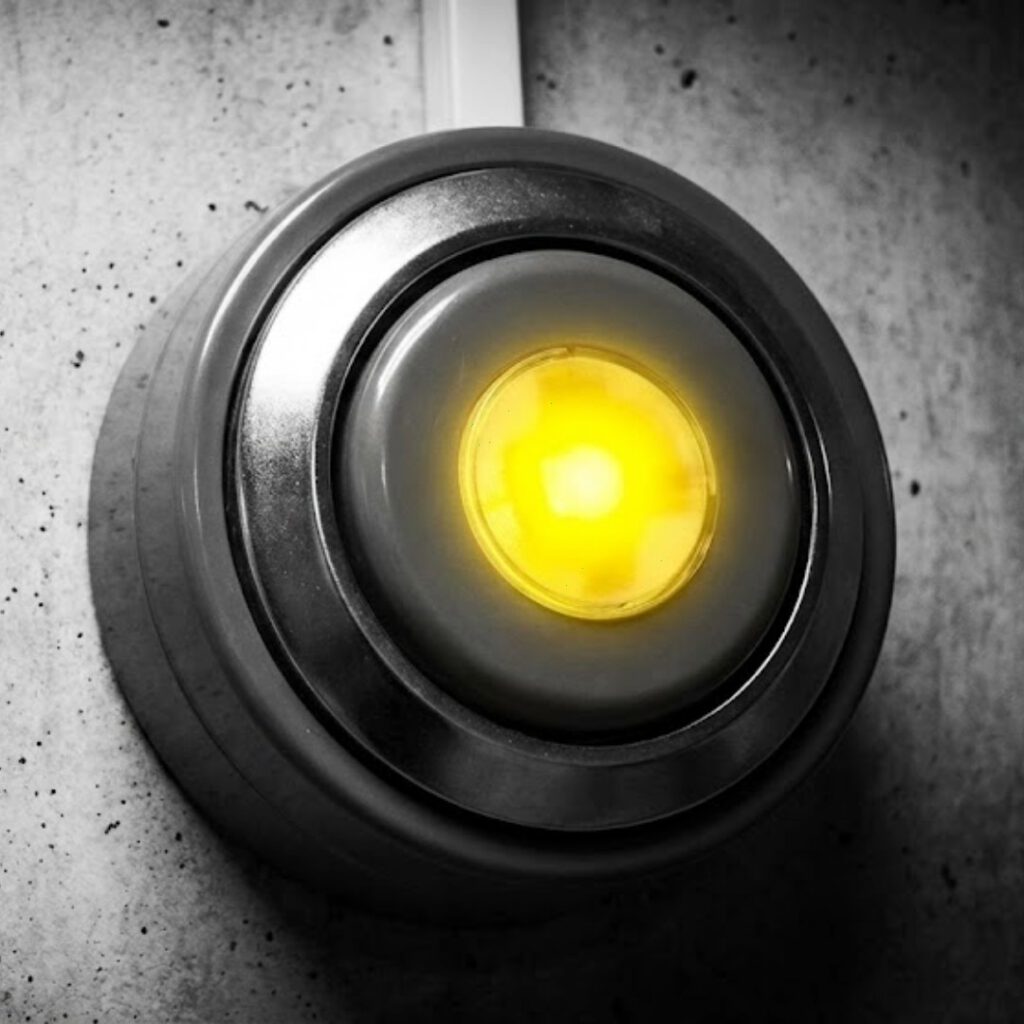 Hochwertiger Lautsprecher mit gelbem Licht, modern und innovativ für Audio-Experten.