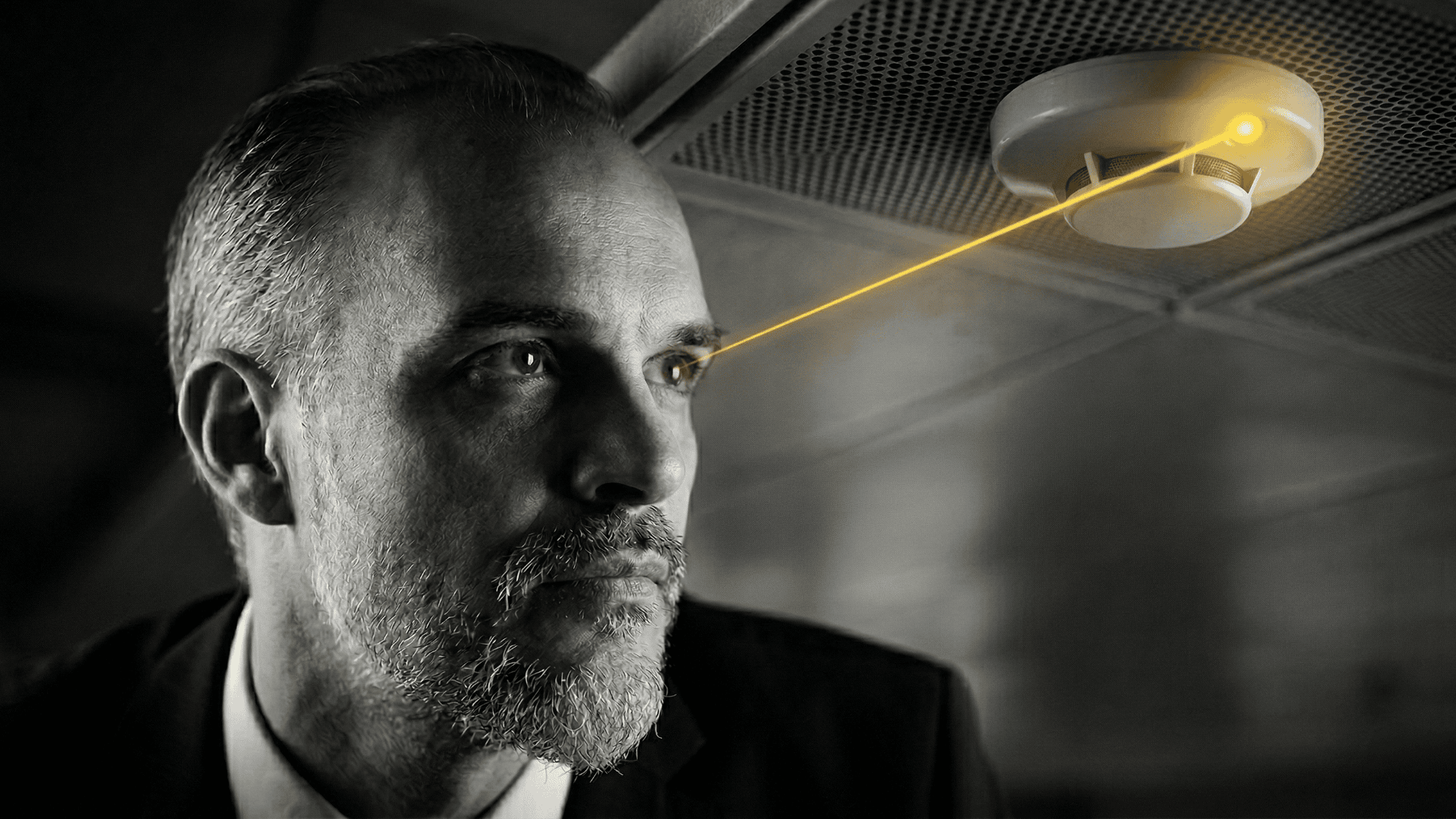 Ki- erstellt: Christian Harrer bei der fachlichen Analyse eines Brandschutzsensors – hochwertige Schwarz-Weiß-Fotografie. CH Unternehmensberatung.