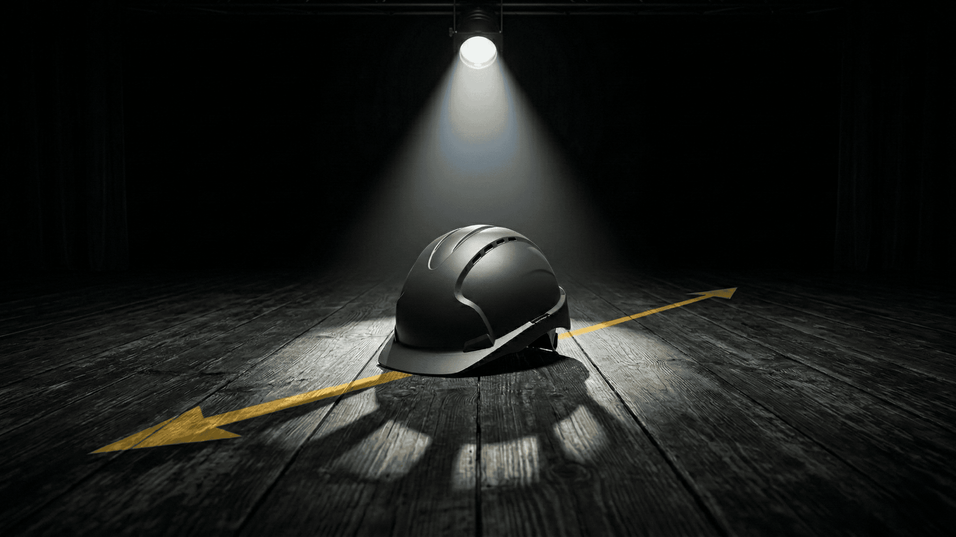 Ein Sicherheitshelm auf einer dunklen Theaterbühne als Metapher für das Ende des Sicherheitstheaters in Unternehmen – CH Unternehmensberatung