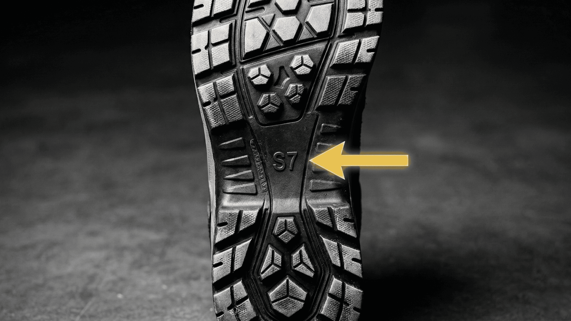 KI erstellt: Nahaufnahme einer Sicherheitsschuh-Sohle mit Fokus auf die neue S7-Zertifizierung gemäß der DGUV Regel 112-191 (Stand Februar 2026) – CH Unternehmensberatung.