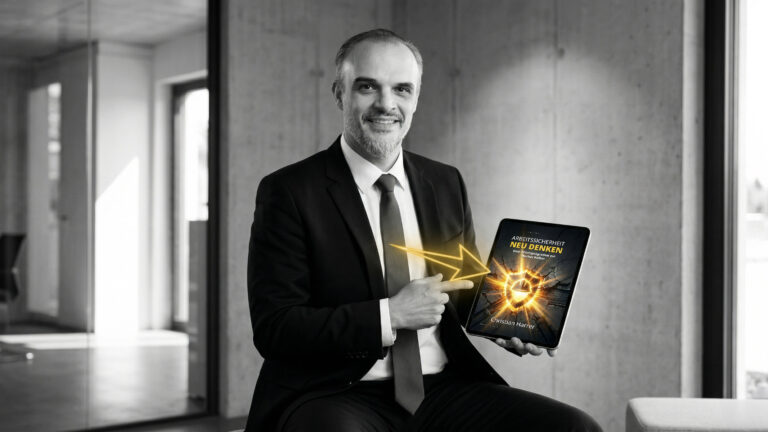 Christian Harrer präsentiert das neue E-Book „Sicherheit neu denken“ auf einem Tablet – hochwertige Schwarz-Weiß-Fotografie mit dem markanten goldgelben CH-Impulspfeil. CH Unternehmensberatung.