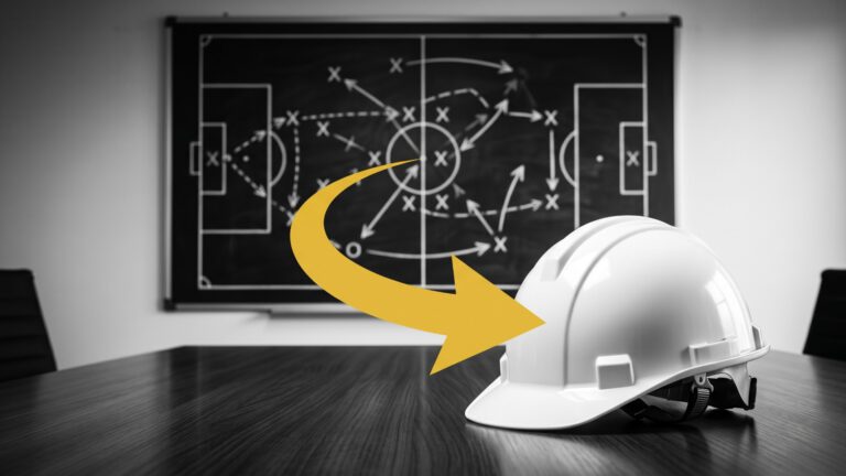 Strategischer Arbeitsschutz im Mittelstand: Eine kontrastreiche Schwarz-Weiß-Aufnahme mit einem Sicherheitshelm im Vordergrund und einer taktischen Tafel im Hintergrund, kombiniert mit dem gold-gelben Impulspfeil der Unternehmensberatung Christian Harrer.